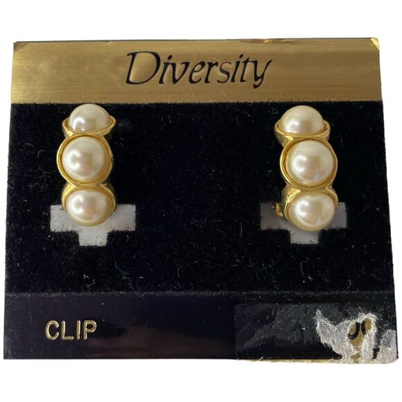 Vintage Clip On Earrings Pearls Gold Tone Diversity Runway Designer Jewelry - Picture 1 of 6